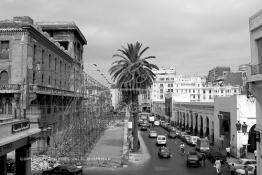 Image du Maroc Professionnelle de  Le boulevard Mohammed V (ex la gare). A droite le marché central de Casablanca figé depuis les années 30, il dispose de 3 entrées faisant face à l'hôtel Lincoln (immeuble Bossonneau) un des premiers bâtiment de 4 niveaux du boulevard de la gare (actuel boulevard Mohammed V) est abandonné aux intempéries depuis plusieurs années, un échafaudage est en cours d'installation contre la façade. Petit à petit L’hôtel Lincoln quitte ce monde. Construit par des matériaux poreux et sans étanchéité au début du 20e siècle. Déjà en 1989 suite aux accidents qui ont causé des morts et plusieurs blessés, le bâtiment a été vidé avec cessation de toute activités des commerces et cafés, Lundi 6 Juillet 2009. (Photo / Abdeljalil Bounhar) 